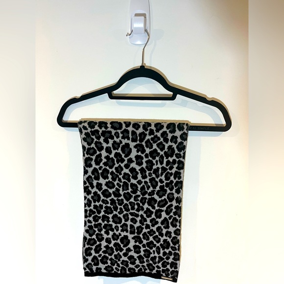 Classic Michael Kors Scarf - Picture 1 of 4